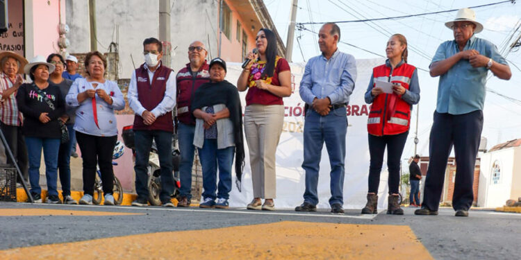 Con obras concluidas, Tonantzin Fernández mejora calles en Santa Bárbara Almoloya y San Juan Tlautla