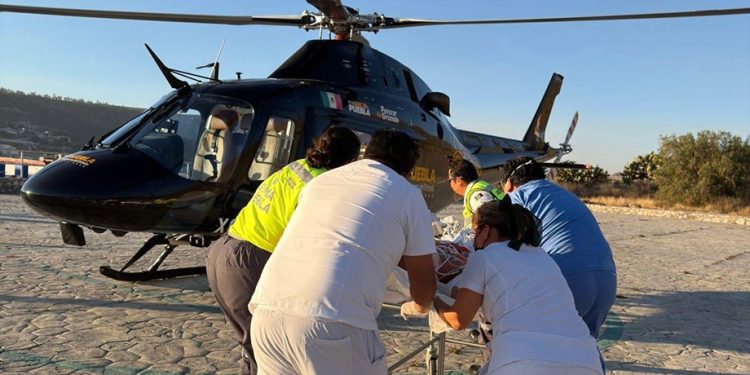 Paciente en estado grave es trasladado en ambulancia aérea desde Tecamachalco