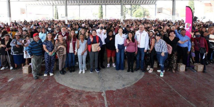 Pepe Chedraui y MariElise Budib entregan más de 7 mil despensas en Agua Santa