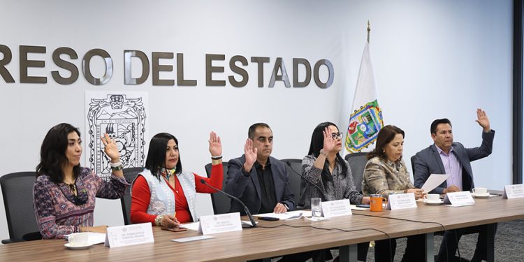 Aprueban en Comisión reforma para garantizar intérpretes a personas con discapacidad auditiva en la Fiscalía