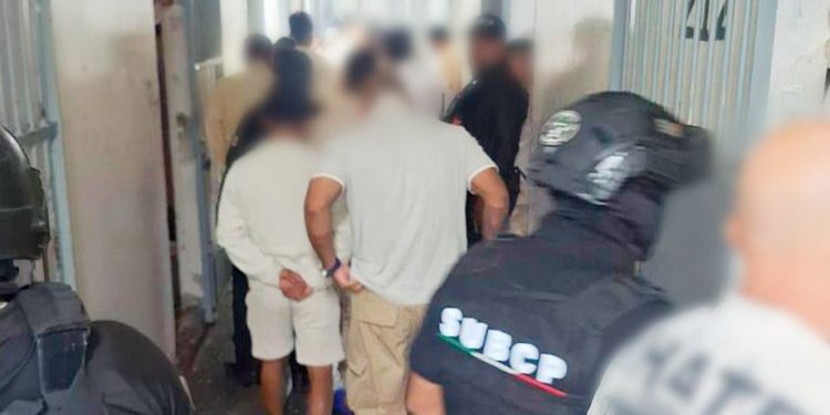 Fuerzas de seguridad efectúan revisión en penal de San Pedro Cholula