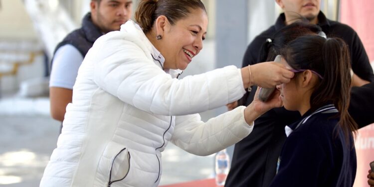 Estudiantes reciben lentes para mejorar su aprendizaje