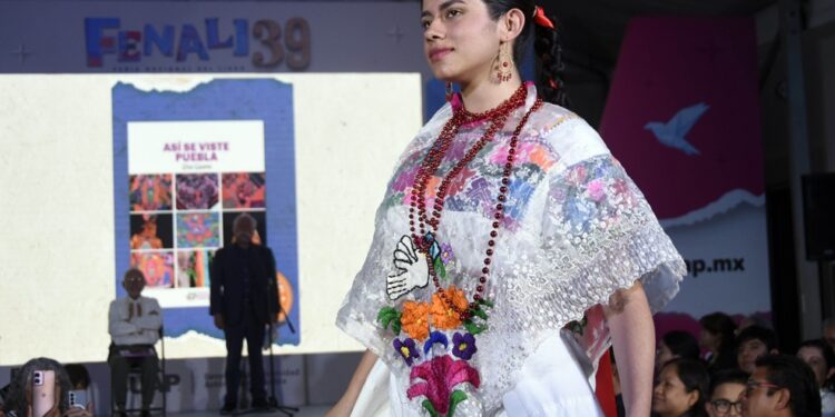 Presentan Así se viste Puebla, del maestro Elías Guerra en la FENALI 39