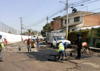 Jez Alcalá refuerza bacheo en San Pablo Xochimehuacan; vecinos y autoridades unen esfuerzos