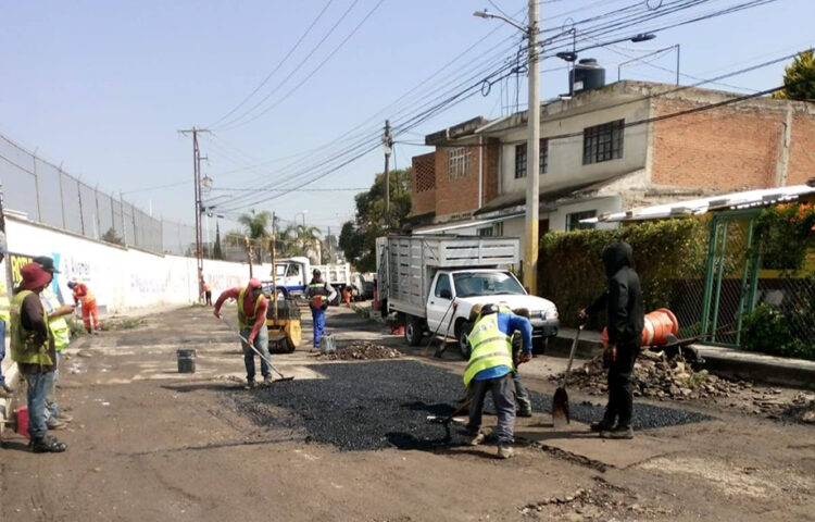 Jez Alcalá refuerza bacheo en San Pablo Xochimehuacan; vecinos y autoridades unen esfuerzos