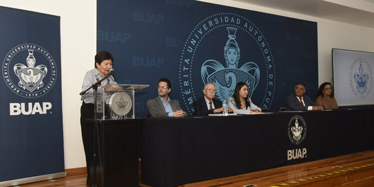 Entrega BUAP constancias de capacitación a servidores públicos