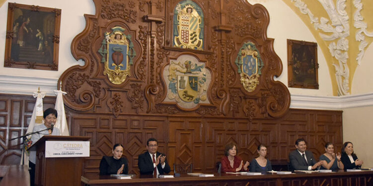 Se inaugura la Cátedra Magistral Dra. Matilde Montoya en el salón Barroco de la BUAP