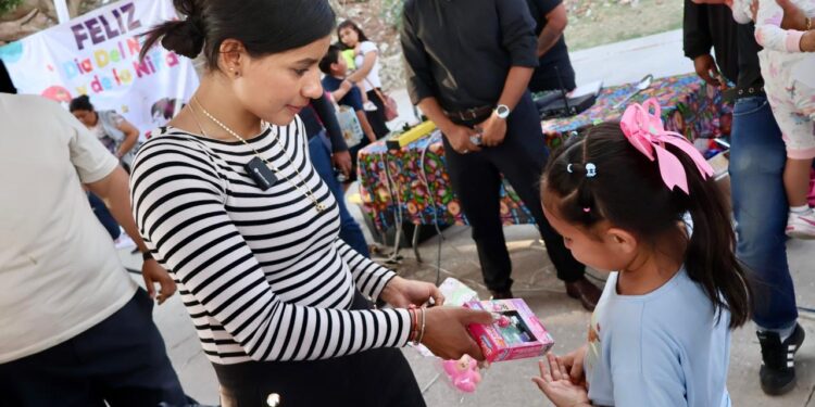 Al recibir juguetes, niñas y niños llenan de magia sus corazones: Gaby “La Bonita” Sánchez
