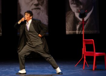 En El Gorila, Alejandro y Brontis Jodorowsky retoman un relato kafkiano para mostrar la tragedia de quién tiene que cambiar para sentirse aceptado