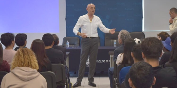 Presenta rector de UDEP ponencia ante estudiantes de Cultura Física BUAP