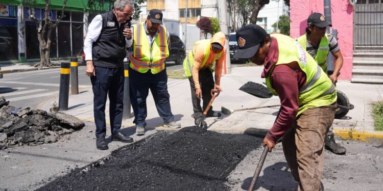 Supervisa Pepe Chedraui a cuadrillas de bacheo en la 17 Sur y 13 Poniente