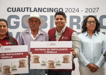 Entrega Omar Muñoz fertilizante y semilla a productores de Cuautlancingo