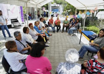 Fomenta DIF Puebla Capital actividades de estimulación cognitiva en personas adultas mayores en el Día Internacional del Libro