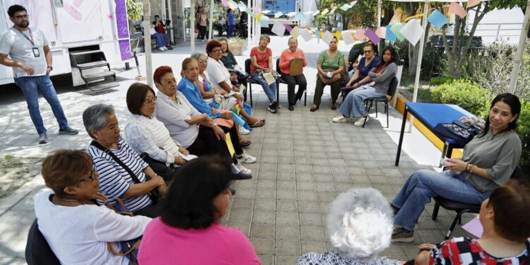 Fomenta DIF Puebla Capital actividades de estimulación cognitiva en personas adultas mayores en el Día Internacional del Libro