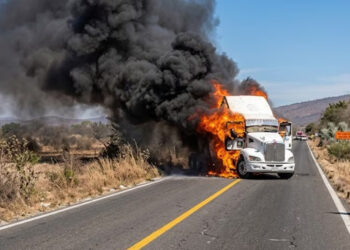 Pide Gobierno de Nayarit resguardarse tras quema de vehículos y tiendas