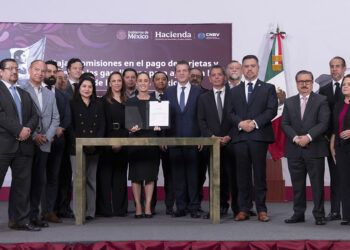 Presidenta firma acuerdo para reducir comisiones en pagos de gasolina y diésel con tarjetas y vales