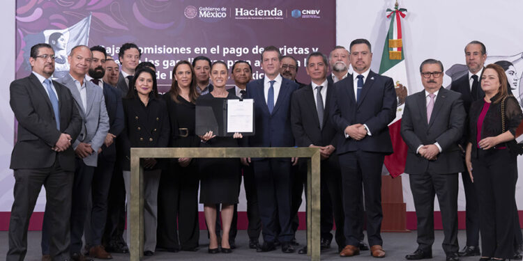 Presidenta firma acuerdo para reducir comisiones en pagos de gasolina y diésel con tarjetas y vales