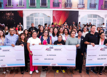 Lupita Cuautle entrega apoyos económicos a planteles educativos del municipio