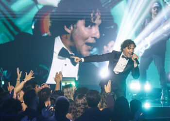 David Bisbal emociona con el estreno de “Vivir así es morir de amor”