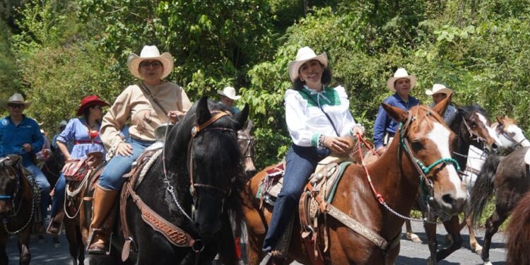 Destaca Guadalupe Vargas la importancia de las tradiciones y el sector ganadero en cabalgata de Xicotepec