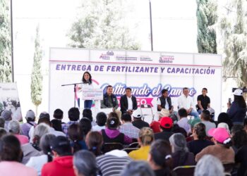 Lupita Cuautle encabeza segunda entrega de fertilizante a familias productoras