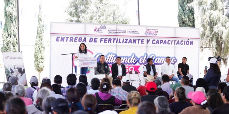 Lupita Cuautle encabeza segunda entrega de fertilizante a familias productoras
