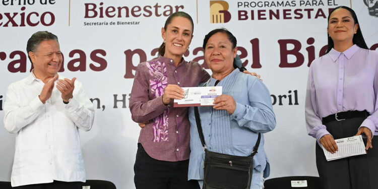 En el Gobierno de México defendemos la soberanía del país: Presidenta entrega tarjetas de Programas para el Bienestar en Hidalgo