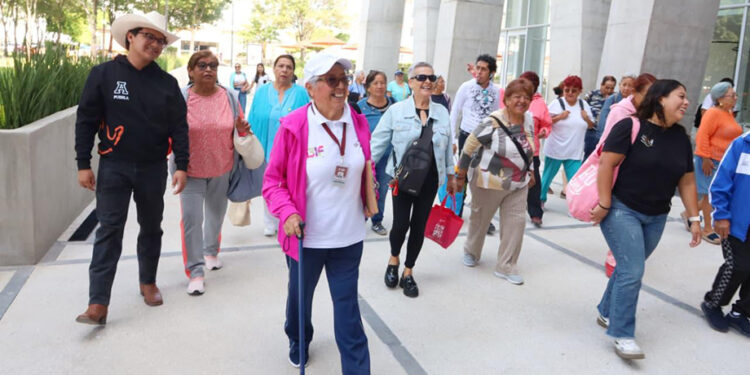 Fomenta DIF Puebla Capital convivencia entre personas adultas mayores y estudiantes universitarios