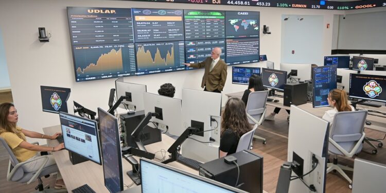 El súper peso asfixia a las remesas: académico UDLAP