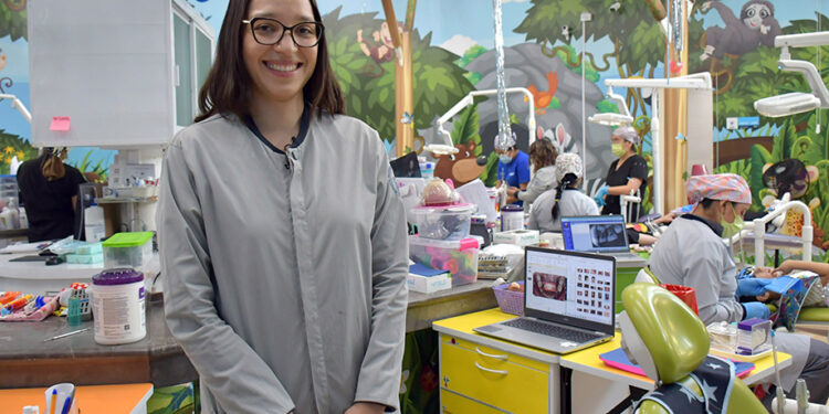 Estudiante investiga cómo fortalecer el esmalte dental para reducir caries en niños