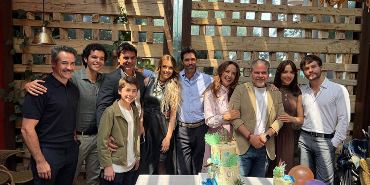 Elenco y producción de “El Renacer de Luna” le festejaron su cumpleaños a la protagonista Marisol del Olmo