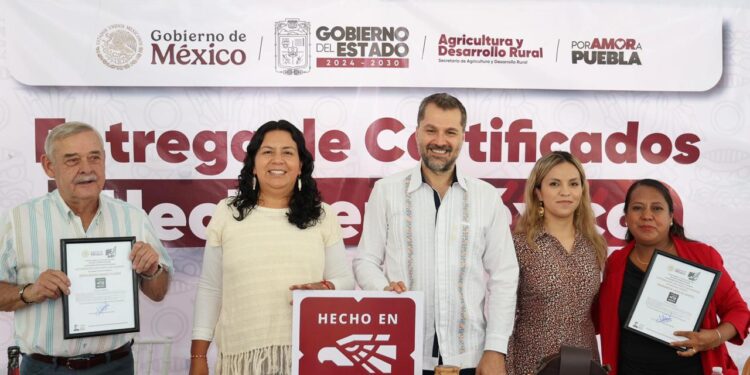 Entregan 98 certificados “Hecho en México” a productores del campo poblano