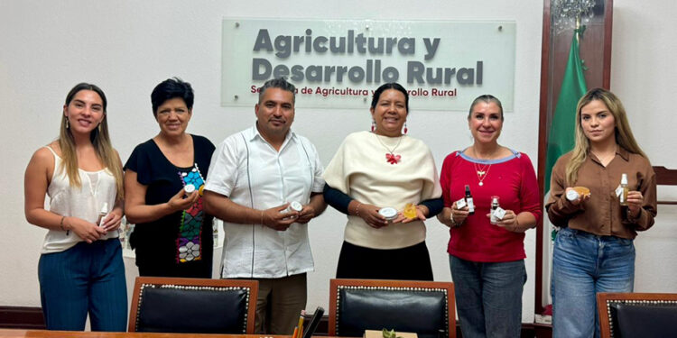 Miel poblana fortalece proyectos productivos encabezados por mujeres rurales