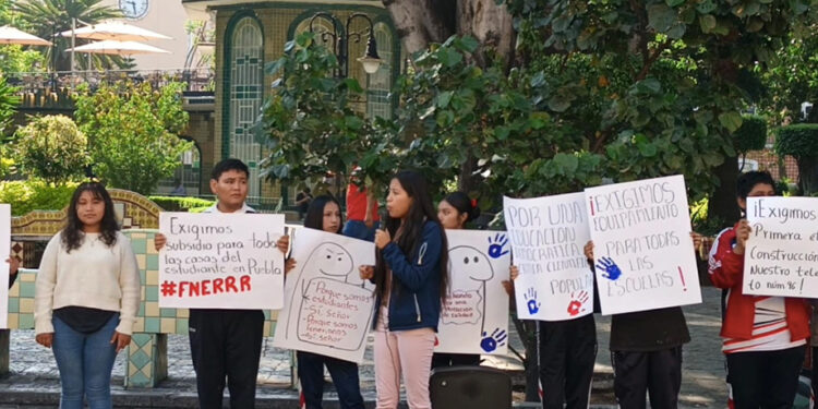 FNERRR realiza cadena humana en Atlixco para exigir atención a demandas estudiantiles