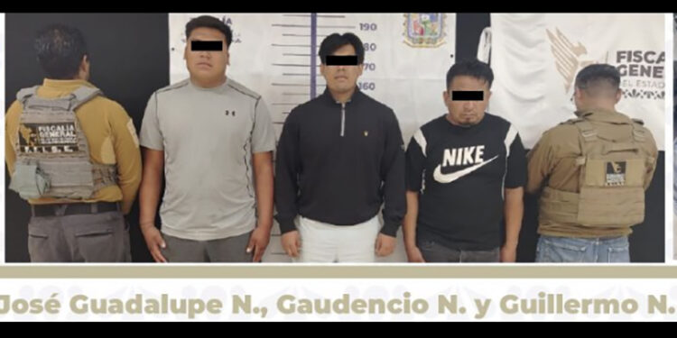 Detiene FGE a tres personas con vehículo robado en Acajete