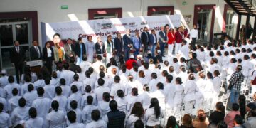 Entrega SEP cofias y distintivos a estudiantes de la USEP