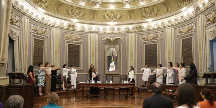 Presidencia y Mesa Directiva de la AMPEP rinden protesta en el Congreso del Estado; apuestan por humanizar el periodismo ante la IA