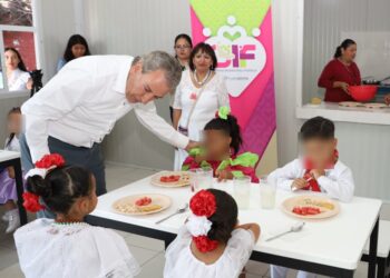 Visita Pepe Chedraui desayunador escolar en el Jardín de Niños «La Flor»