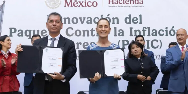 Presidenta Claudia Sheinbaum, empresas proveedoras y tiendas de autoservicio firman renovación del PACIC para mantener el precio de la canasta básica en 910 pesos