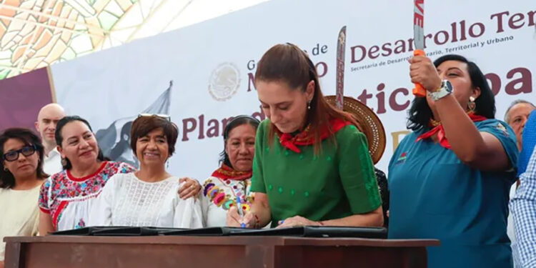 A 20 años de la represión, Claudia Sheinbaum restituye 54.5 hectáreas como parte del Plan de Justicia para Atenco y la Montaña