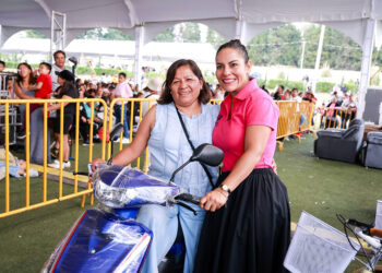 Celebra Lupita Cuautle a miles de madres sanandreseñas con música, regalos y convivencia familiar