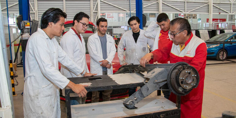 Revalorización y condiciones: académica IBERO Puebla habla de retos pendientes en Día del Maestro