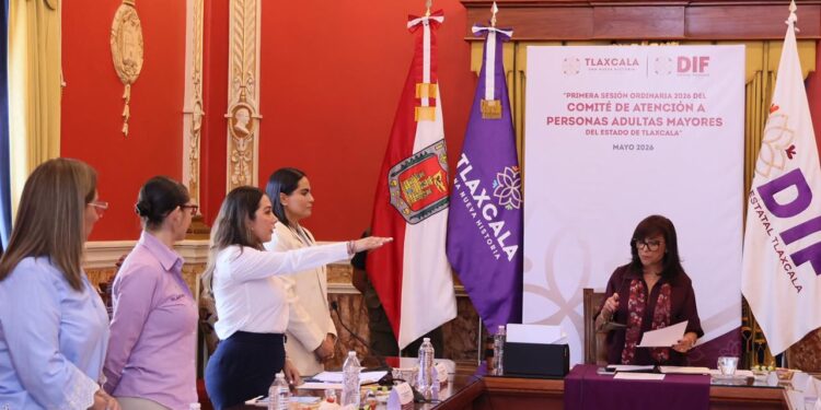 Gobernadora toma protesta al Comité de Atención a Personas Adultas Mayores