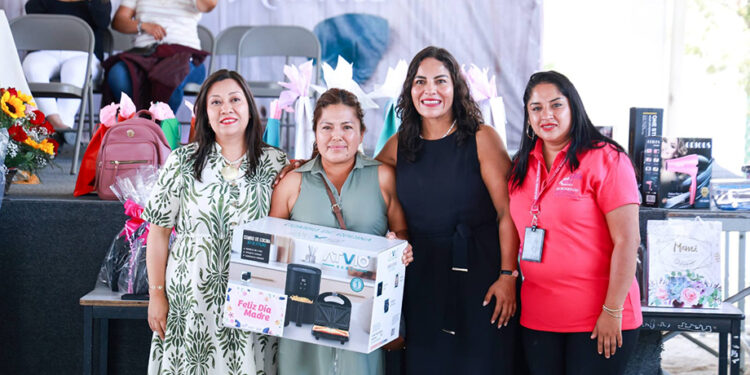 Lupita Cuautle reconoce a madres sanandreseñas con entrega de obsequios en escuelas