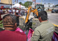 Fortalece Omar Muñoz limpieza de canales con entrega de retroexcavadoras en Cuautlancingo