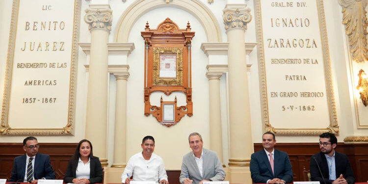 Firma Pepe Chedraui hermanamiento entre Puebla capital y Huatulco