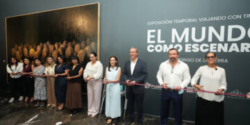 Pepe Chedraui inaugura la exposición “Viajando con Timoteo. El mundo como escenario”