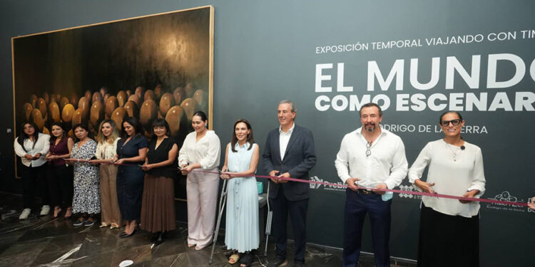 Pepe Chedraui inaugura la exposición “Viajando con Timoteo. El mundo como escenario”