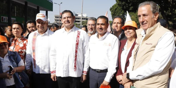 Pepe Chedraui participa en ceremonia cívica por el Día Internacional del Trabajo