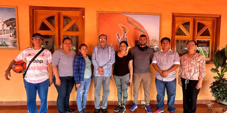 Ayuntamiento de Tecomatlán apoya a padres de familia